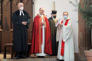 Bischof Dr. Franz Jung (Mitte) stand gemeinsam mit dem evangelisch-lutherischen Pfarrer Detlev Graf von der Pahlen (links) und Pfarrer Martinos Petzolt von der griechisch-orthodoxen Kirche (rechts) der Gebetswache vor.