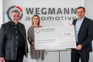 Scheckübergabe bei Wegmann automotive (von links): Domkapitular Clemens Bieber, Marisa Grün, Marketingleitung Wegmann automotive, und Geschäftsführer Markus Vogler. 

