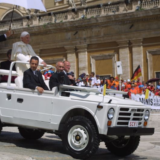 Papst Benedikt XVI. bei der Generalaudienz auf dem Petersplatz am Mittwochvormittag, 2. August. Im Hintergrund ist die „Bandenwerbung“ der Minis der Diözese Würzburg zu sehen.