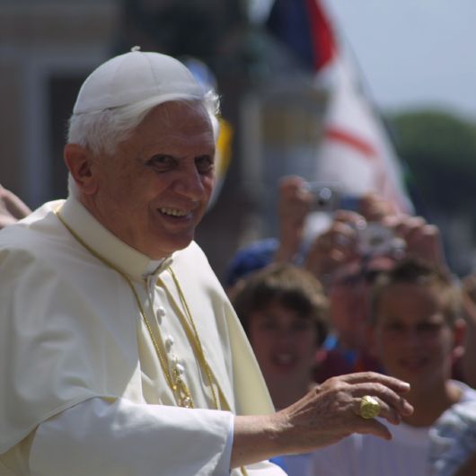 Papst Benedikt XVI. begeistert die Jugendlichen bei der Generalaudienz am Mittwoch, 2. August, am Petersplatz.