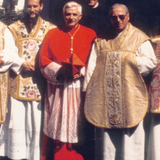 Der spätere Papst Benedikt XVI. zusammen mit Pfarrer Klaus Oehrlein (links)