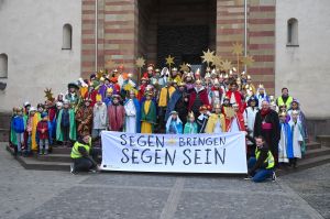 Rund 1,4 Millionen Euro haben die Sternsinger im Bistum Würzburg bei der 65. Aktion Dreikönigssingen gesammelt. Das Foto entstand beim ersten diözesanen Dankeschönfest mit Weihbischof Ulrich Boom (rechts vorne) im Januar 2023.  
