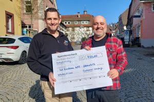 Dirk Stumpe, einer der Teamleiter für die Hilfstransporte von "Bad Brückenau hilft" nahm die Spende des Diözesanrats der Katholiken im Bistum Würzburg aus den Händen von stellvertretendem Vorsitzenden Ralf Sauer (rechts) entgegen. 