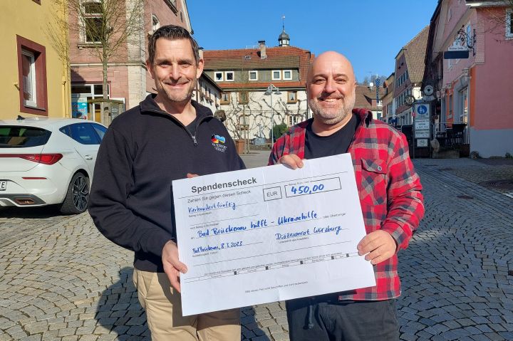 Dirk Stumpe, einer der Teamleiter für die Hilfstransporte von "Bad Brückenau hilft" nahm die Spende des Diözesanrats der Katholiken im Bistum Würzburg aus den Händen von stellvertretendem Vorsitzenden Ralf Sauer (rechts) entgegen. 