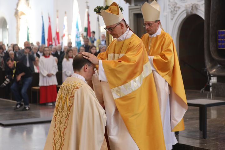 Bei einem Pontifkalgottesdienst im Würzburger Kiliansdom ist an Christi Himmelfahrt, 9. Mai 2024, Weihbischof Paul Reder zum Bischof geweiht worden. 
