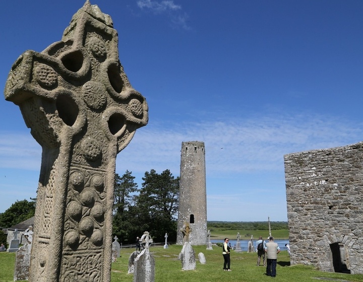 Clonamcnoise, frühchristliche Stätte am Ufer des Shannon