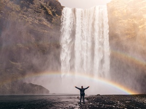 Regenbogen an Wasserfall