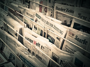 Zeitungen als Symbolbild für Wahlkampf.
