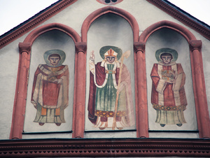 Kilian, Kolonat und Totnan in der Darstellung der dem Kiliansplatz zugewandten Außenmauer der Neumünsterkirche