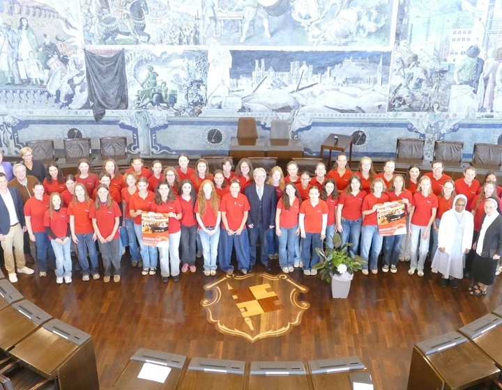 Die Sängerinnen der Mädchenkantorei und Domkapellmeister Alexander Rüth im Ratssaal des Würzburger Rathauses. Die Sängerinnen der Mädchenkantorei und Domkapellmeister Alexander Rüth im Ratssaal des Würzburger Rathauses.
