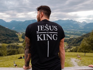 Mann mit Jesus-Shirt