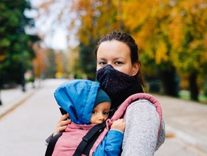 Mutter mit Kind in der Corona-Pandemie