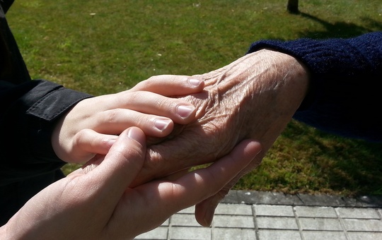 Hände verschiedener Generationen