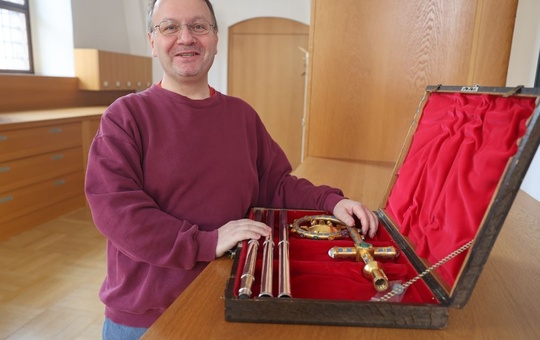 Dommesner Thomas Schuhmann mit dem Bischofsstab des Bistums in Sakristei des Kiliansdoms