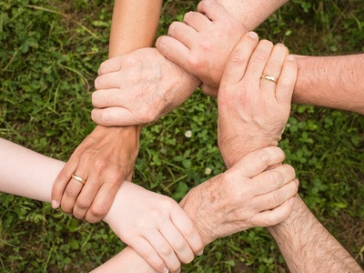 Hände greifen einander: Symbolbild Zusammenhalt