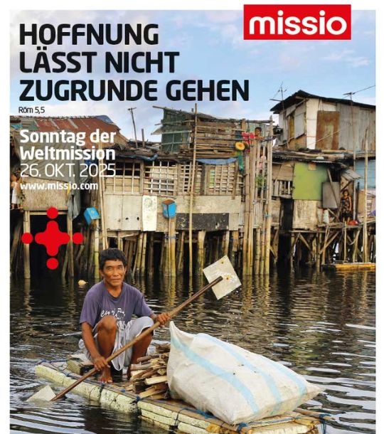 Banner Sonntag der Weltmission 2025 - Plakat mit Motiv von den Philippinen, Mann auf einfachem Boot und dahinter Hütten auf Stelzen im Wasser