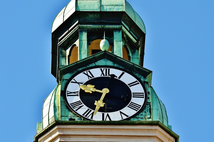 Uhr an einem Kirchturm