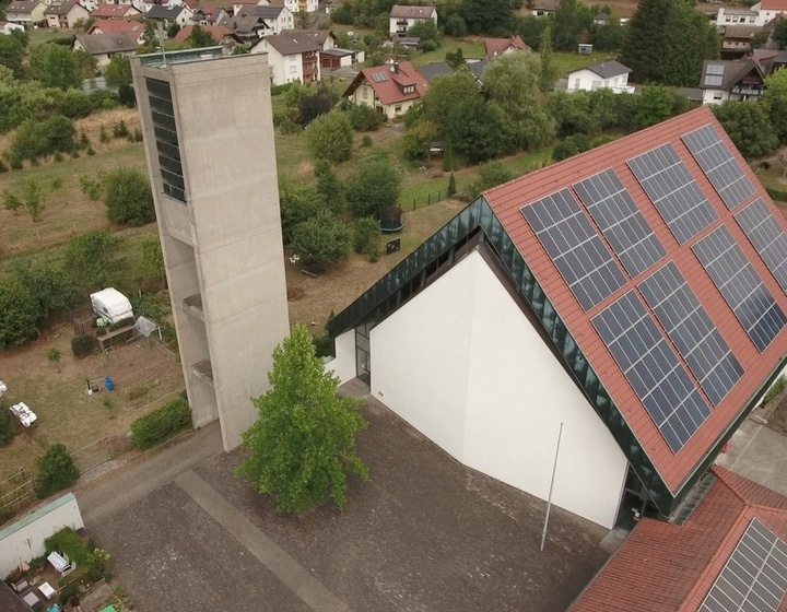 Photovoltaikanalage auf der Kirche in Gräfendorf