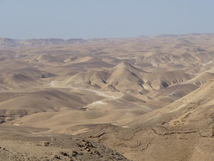 Eine Wüstenlandschaft in Israel