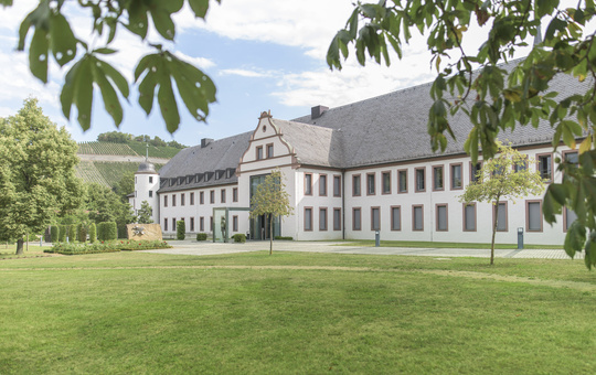 Blick auf das Exerzitienhaus Himmelspforten.