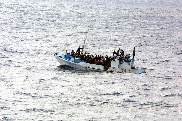 Boot mit Flüchtlingen auf dem Meer