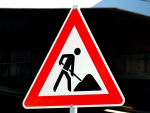 Straßenschild mit Baustellensymbol