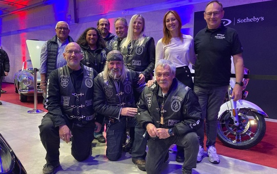 Einige Jesus Biker bei der Versteigerung des Papst-Motorrads