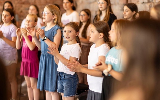 Mädchenkantorei am Würzburger Dom beim Einsingen