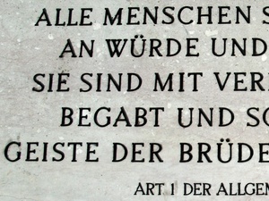 Text des Artikels 1 der allgemeinen Erklärung der Menschenrechte an der Außenwand des österreichischen Parlamentsgebäudes in Wien
