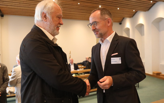 Robert Hambitzer gratuliert Diakon i. R. Franz Hey Robert Hambitzer gratuliert Diakon i. R. Franz Hey