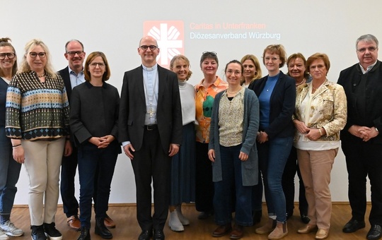 Bischof Franz mit Vertreterinnen und Vertretern der Katholischen Schwangerschaftsberatung im Bistum