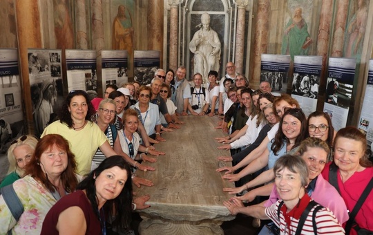 Gruppenbild am Triclinium Pauperum
