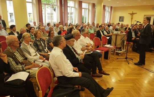 Dr. Monika Berwanger hat im Mutterhaus der Erlöserschwestern in Würzburg das von ihr herausgegebene Buch 