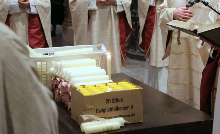 Bischof Friedhelm Hofmann segnet Kerzen zu Mariä Lichtmess