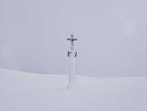 Kreuz im Schnee
