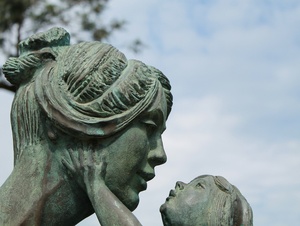 Mutter und Kind als Statue