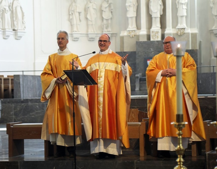 Bischof Franz (Mitte) mit Dompfarrer Domkapitular Stefan Gessner und Ordinariatsrat Diakon Dr. Martin Faatz
