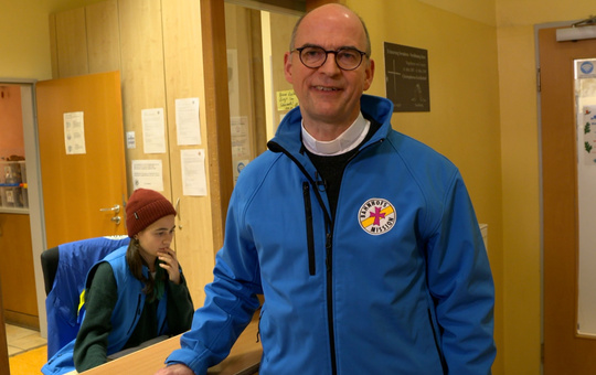 Archivbild: Bischof Franz in der Bahnhofsmission