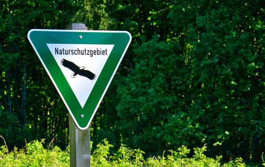 Schild eines Naturschutzgebiets