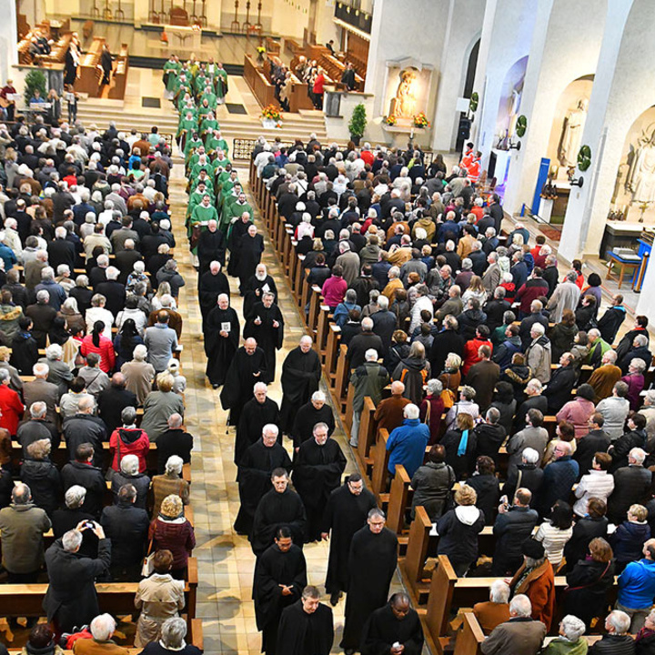 Auszug der Benediktinermönche nach einem Gottesdienst in der Abteikirche Münsterschwarzach 