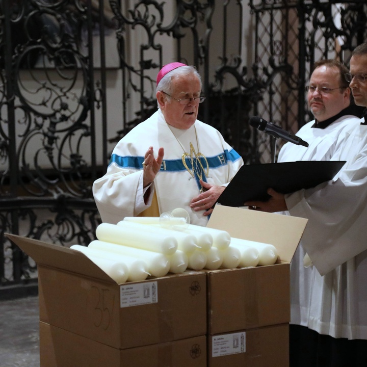 Bischof Friedhelm Hofmann segnet Kerzen zu Mariä Lichtmess