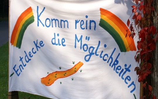 Ein buntes Banner mit dem Schriftzug 