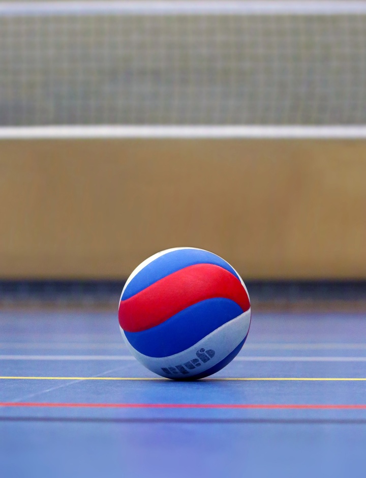 Volleyball in der Halle mit Netz
