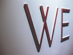 Schriftzug "WE" an der Wand
