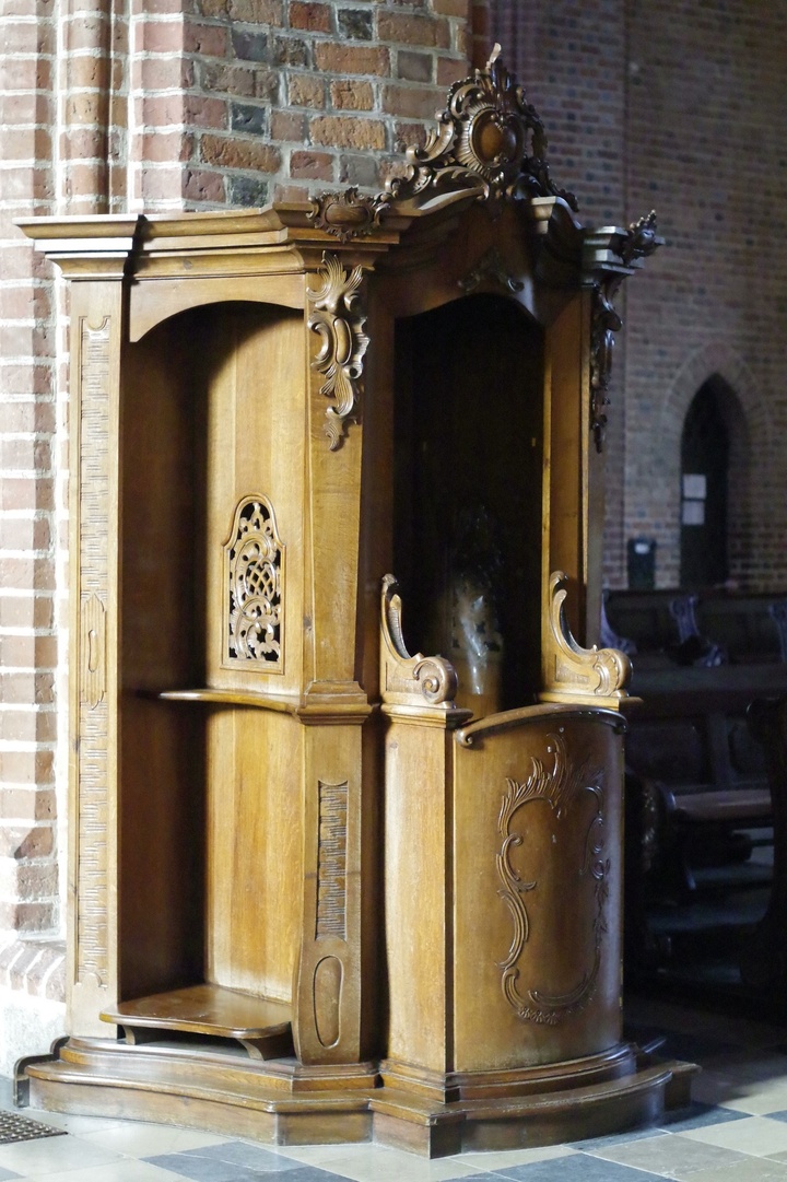 Ein Beichtstuhl in einer Kirche.