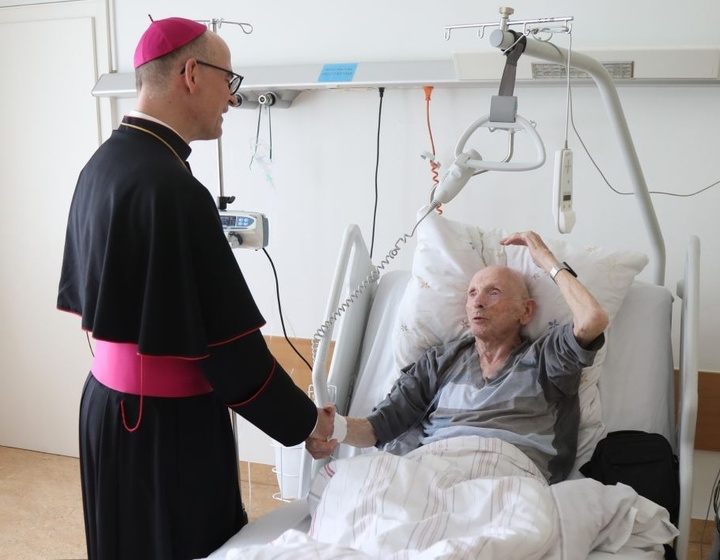 Bischof Franz in der Palliativstation