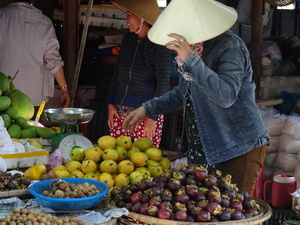 Marktfrauen in Asien verkaufen Früchte