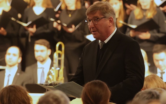 Tenor Clemens Bieber beim Herbstkonzert.