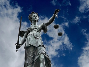 Eine Statur der Justitia.