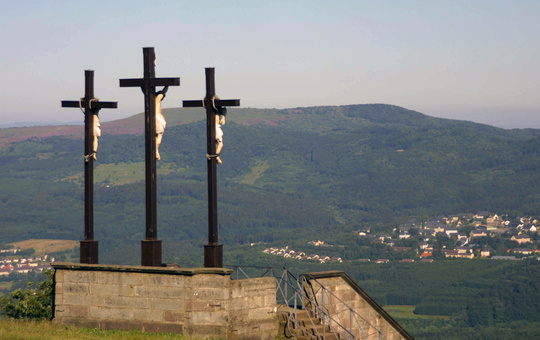 Kreuzigungsgruppe am Kreuzberg mit Blick in die Rhön